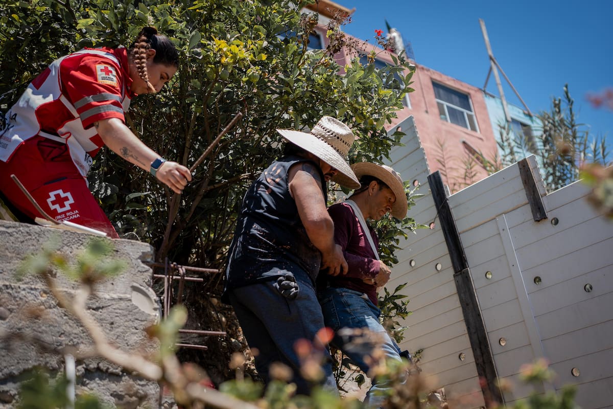 Hombre cae desde un tercer piso de obra en construcción en la colonia Obrera
