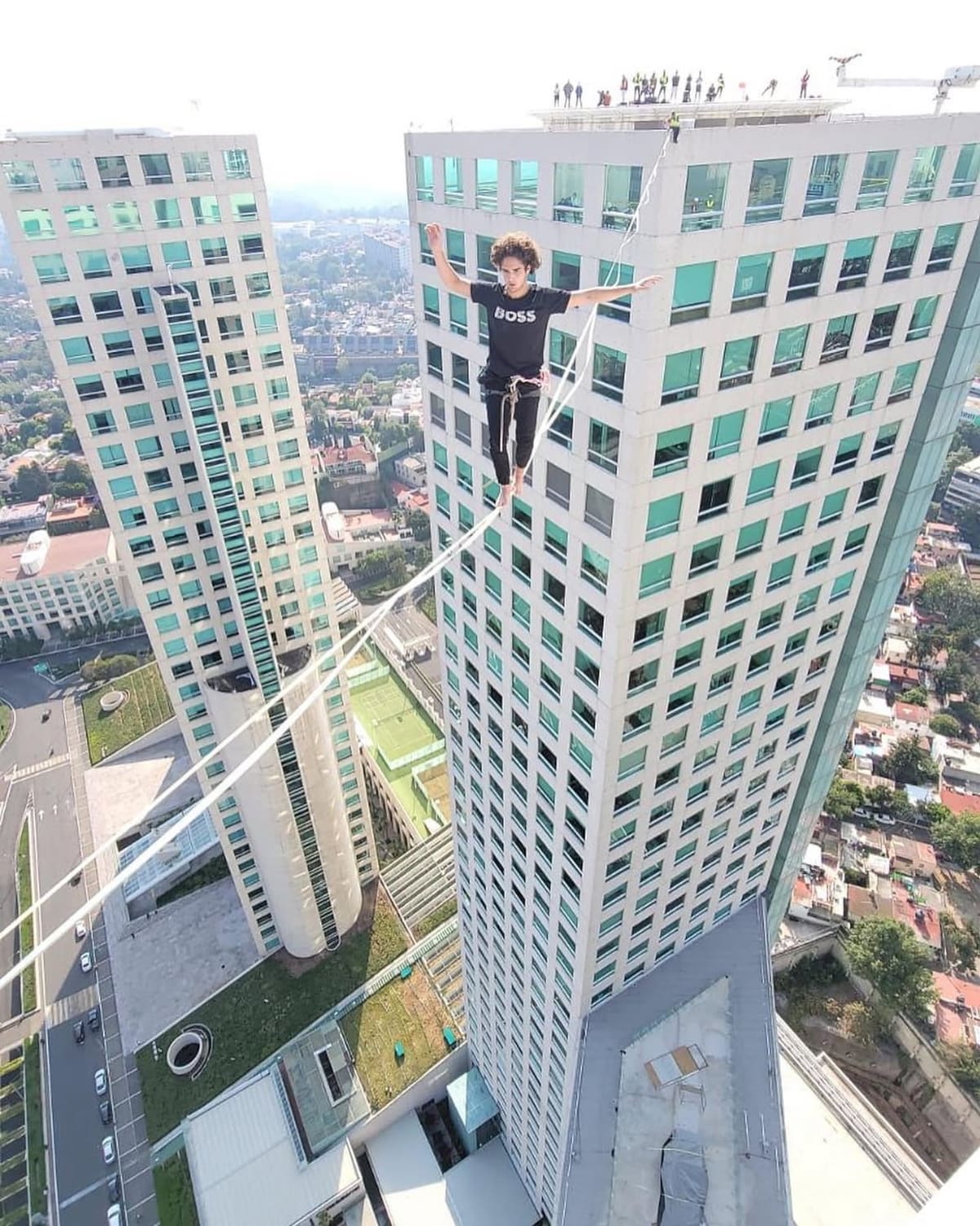 Mau Otero cruzó en una cuerda floja las torres de Paseo Arcos Bosques, conocidas como “El Pantalón”, en Santa Fe, Ciudad de México. (Foto: IG @mauu.otero)