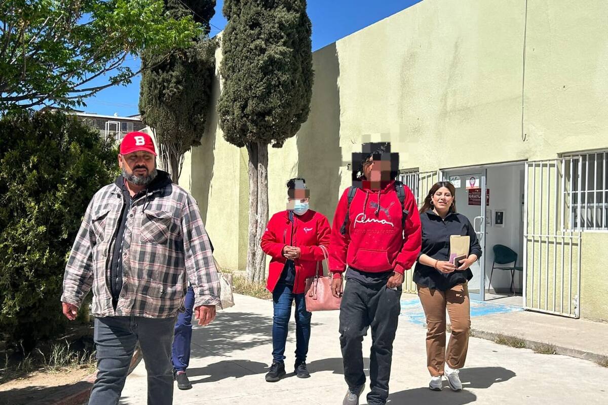 Madre e hijo tienen emotivo reencuentro tras 2 años sin verse