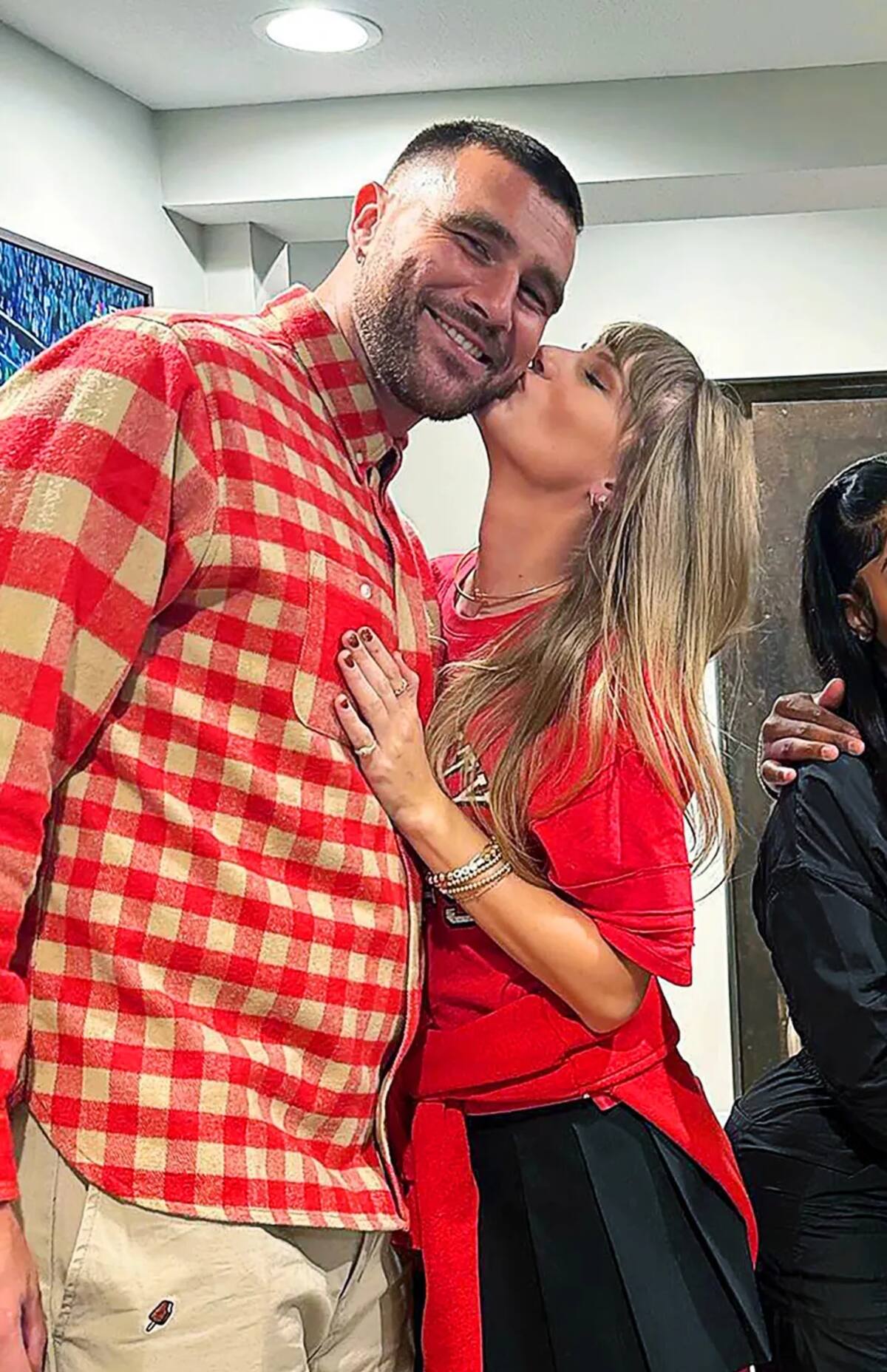 La primera vez que Taylor Swift mencionó a Travis fue el 6 de diciembre del 2023 en una entrevista para TIME cuando ganó "Persona del Año".