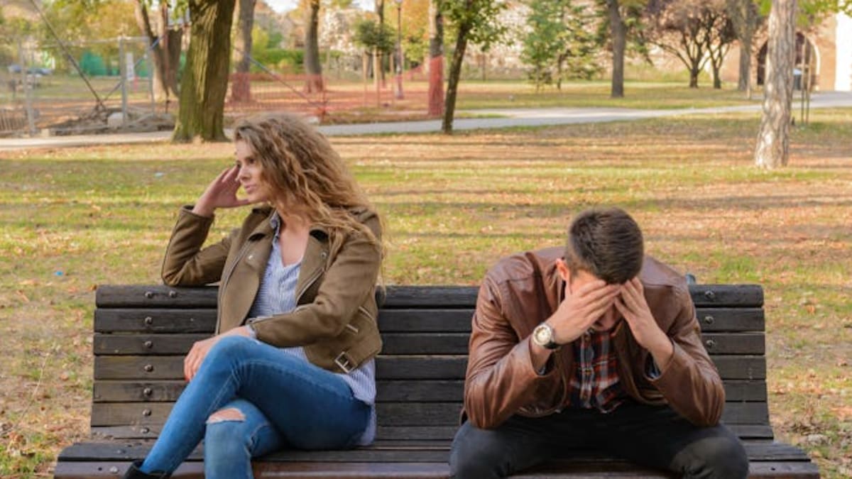 Psicólogos explican que cuando tu pareja deja de interesarse por lo que sientes, evita el contacto físico y reduce la comunicación, suele ser una señal temprana de que ya no te ama, según información publicada en Psychology Today