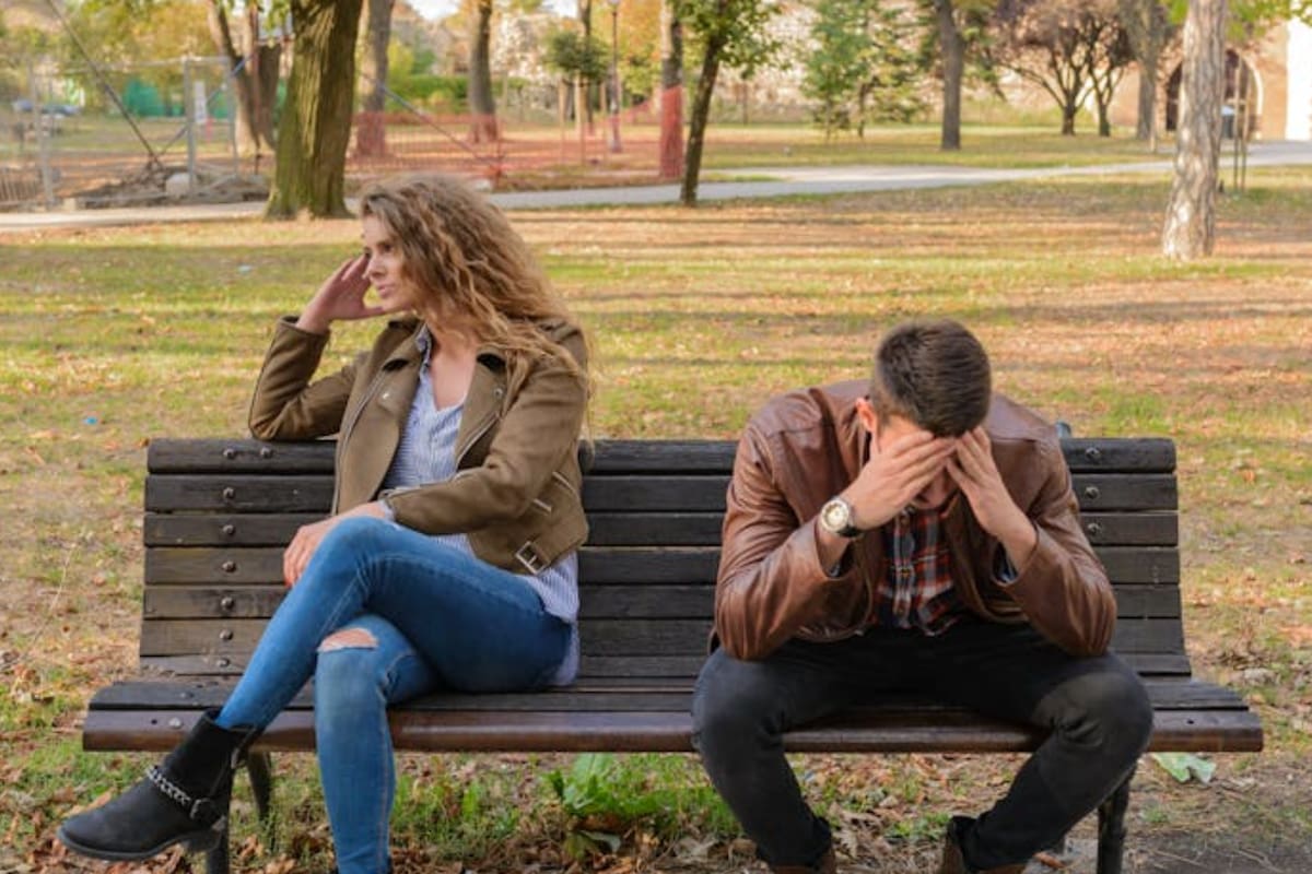 Psicólogos explican que cuando tu pareja deja de interesarse por lo que sientes, evita el contacto físico y reduce la comunicación, suele ser una señal temprana de que ya no te ama, según información publicada en Psychology Today