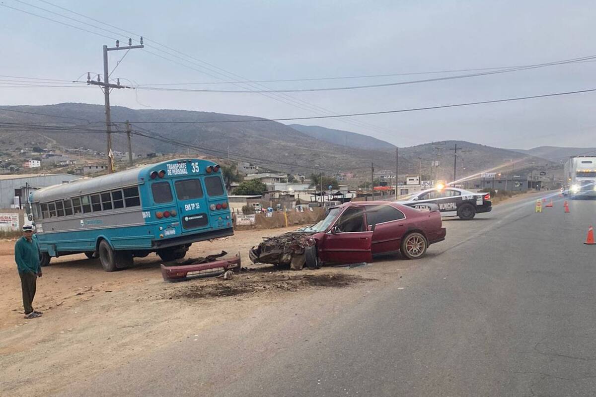 Accidente deja a tres lesionados en Maneadero parte alta