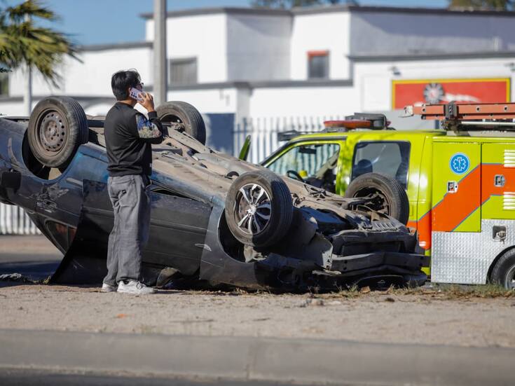 Volcadura en Lázaro Cárdenas deja a una mujer con lesiones leves