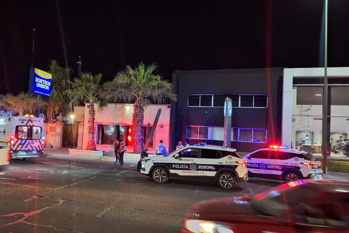 Choque entre auto y moto deja lesionado entre bulevares de Hermosillo