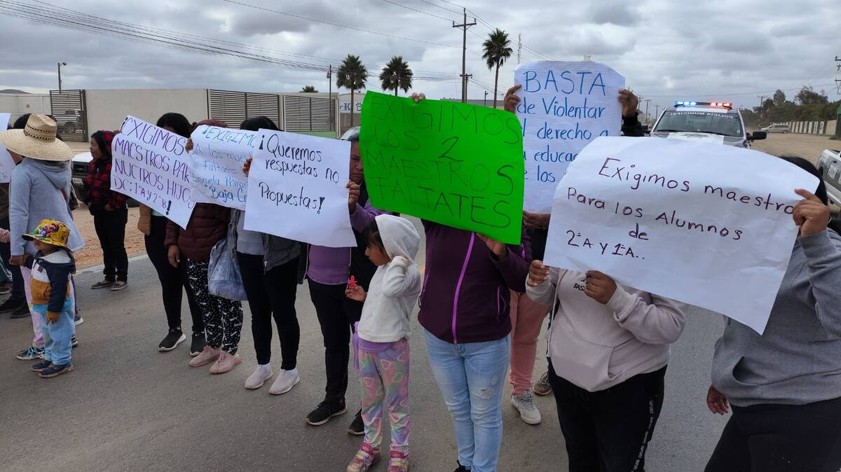 El delegado de la Secretaría de Educación se presentó en las manifestaciones para dialogar con los padres y llegar a un acuerdo.