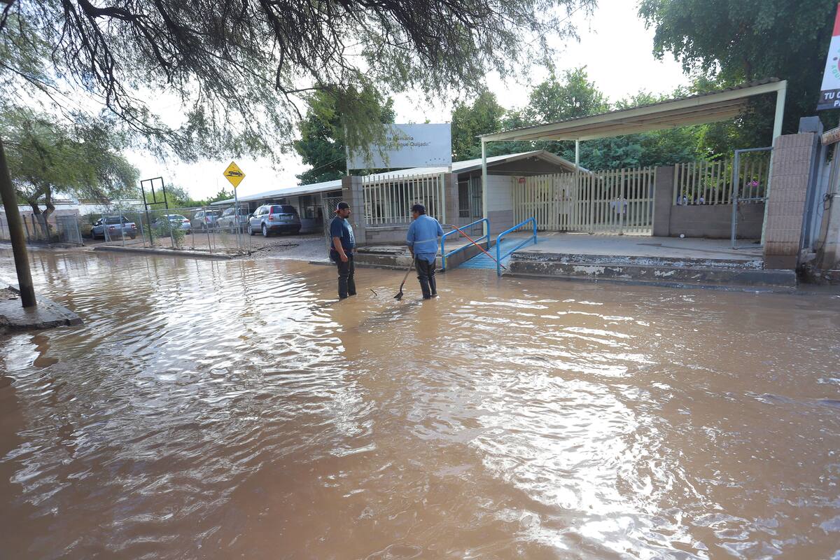 Cada vez que llueve se inunda frente de escuela