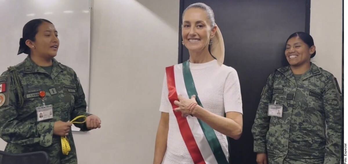 Claudia Sheinbaum se cruzó sobre su torso una banda presidencial a manera de prueba. Foto: Referencia Archivo digital GH
