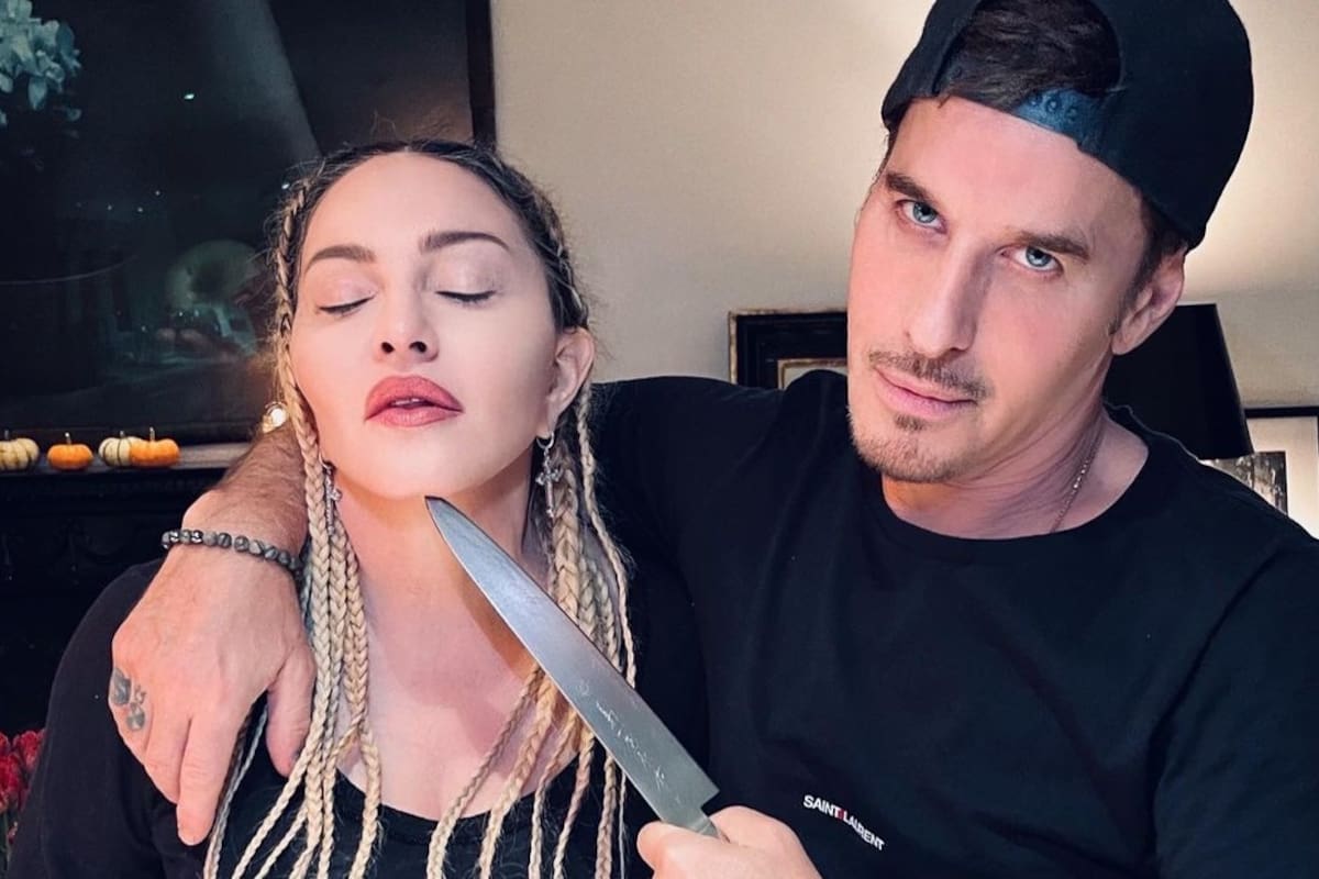 Madonna es señalada de “promover” la violencia doméstica con foto donde es sometida con un cuchillo