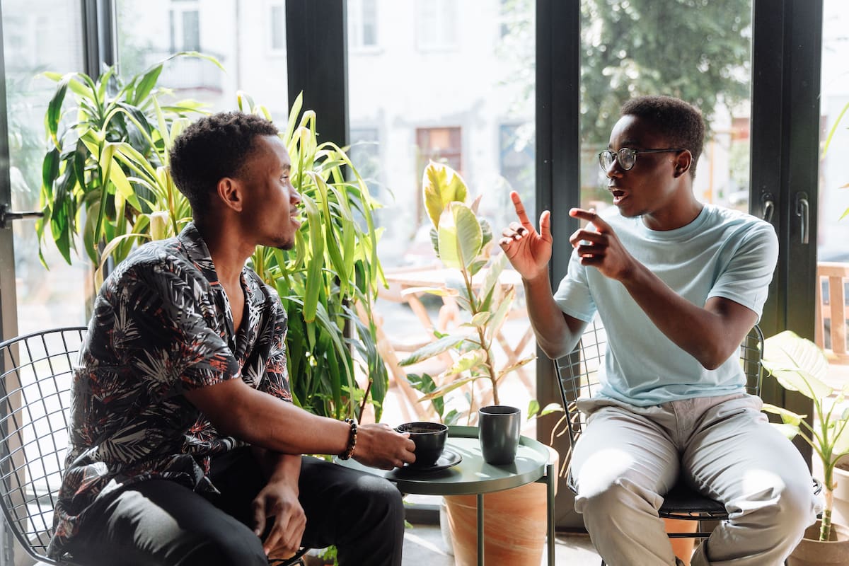 La voz puede cambiar por emociones, estrés, personalidad y experiencias de vida. Estudios científicos muestran que también refleja cómo nos sentimos y cómo queremos ser percibidos por los demás. Foto: Pexels