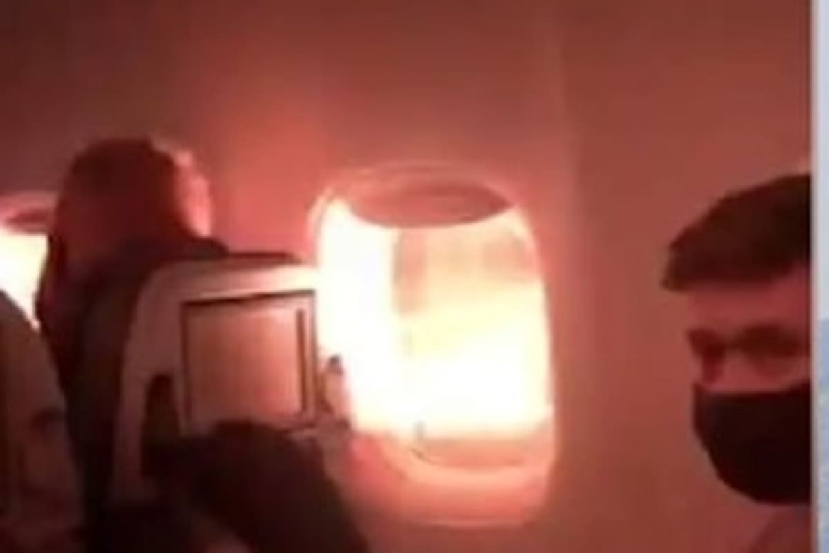 Graban el momento cuando el motor de un avión se incendia