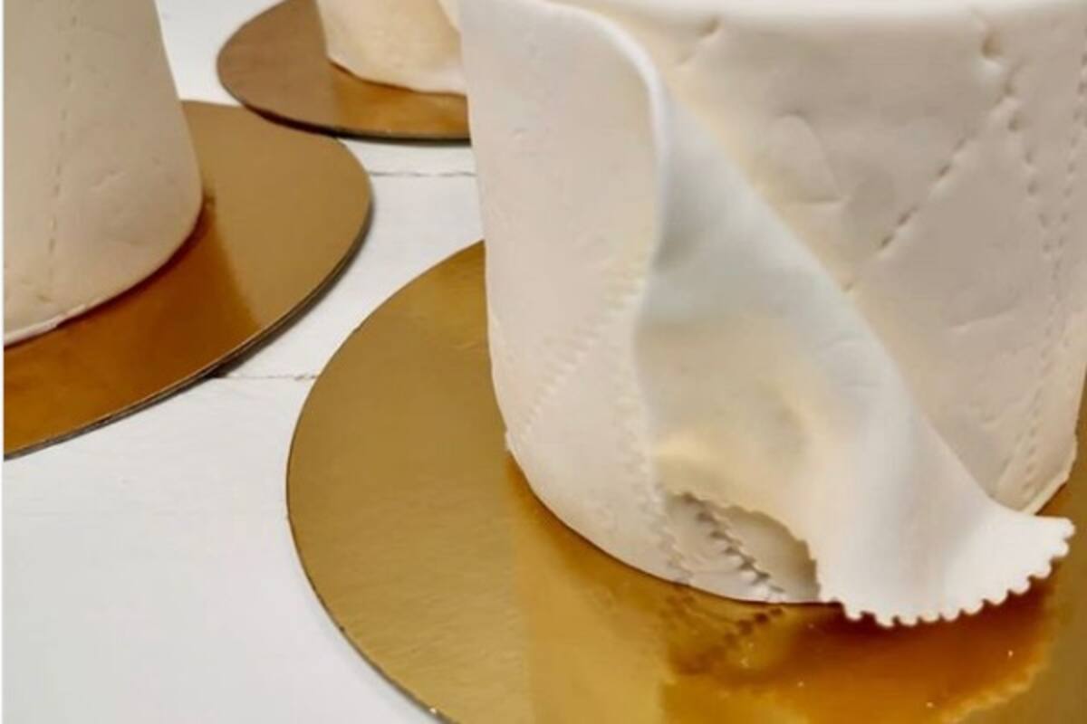 Original pastel en forma de rollo de papel salva a pastelería del cierre