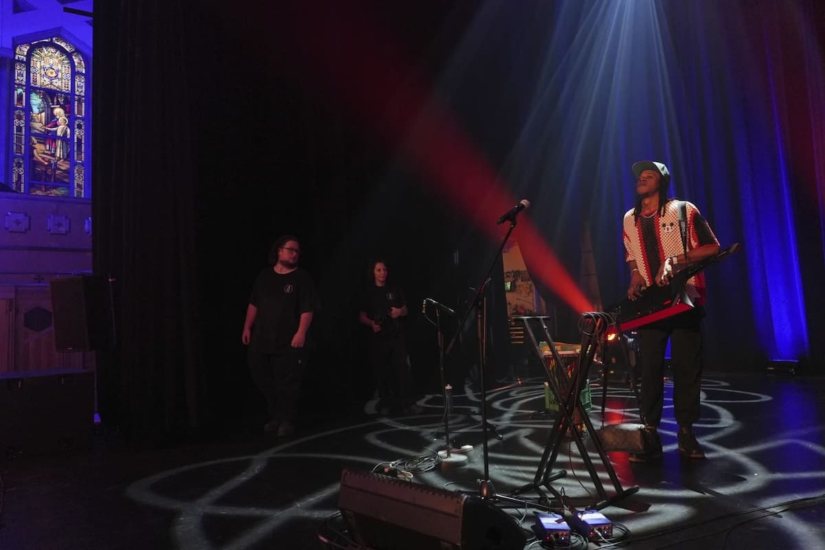Aboubacar Sinki Kone se prepara para un concierto con su banda Kone Kan en el Teatro Paradoxe, un espacio transformado que antiguamente era la iglesia católica Notre-Dame-du-Perpetuel-Secours en Montreal, el viernes 27 de junio de 2025. Crédito: AP/Luis Andres Henao