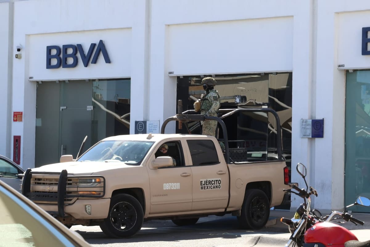 Asalto en estacionamiento de BBVA de Hermosillo deja a víctima sin más de 21 mil pesos y dos teléfonos móviles