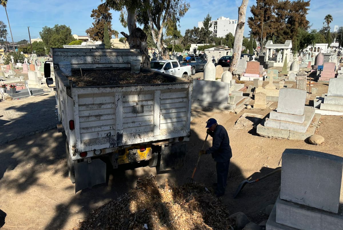 Los panteones municipales ya se encuentran listos para recibido a los miles de visitantes este Día de Muertos.