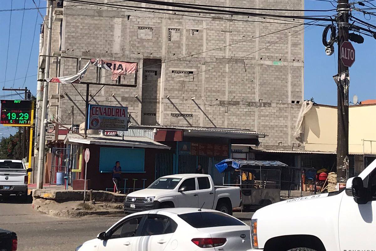 Construcción irregular continúa edificando e ignora clausura del Ayuntamiento
