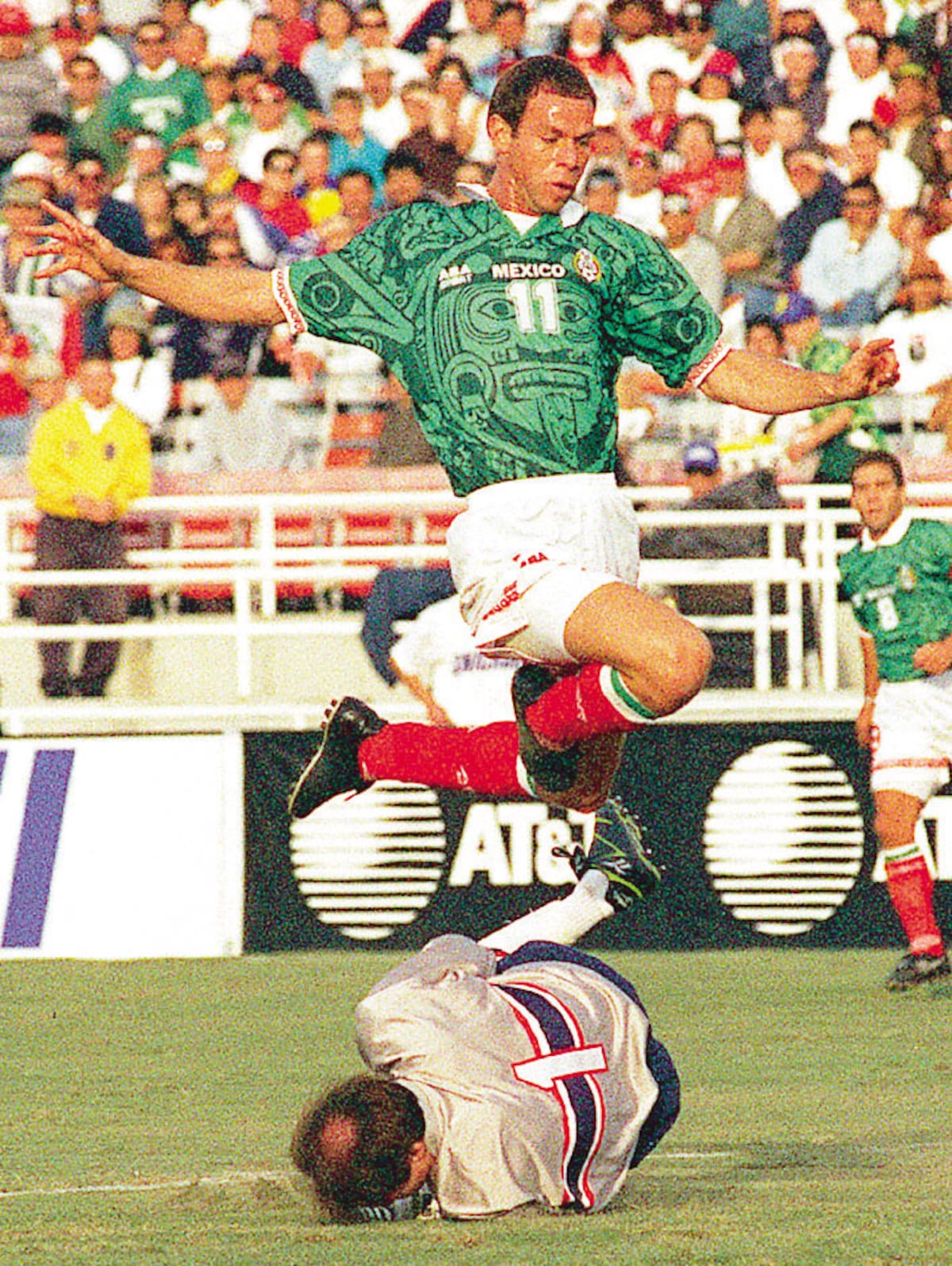 En la Copa Oro de 1993, 'Zague' jugó 5 partidos y anotó 11 goles. (AP Photo/Kevork Djansezian)