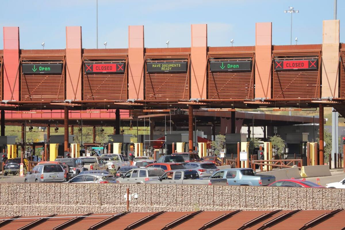 Garita de Nogales: Residentes de EU comienzan a llegar a la línea Mariposa