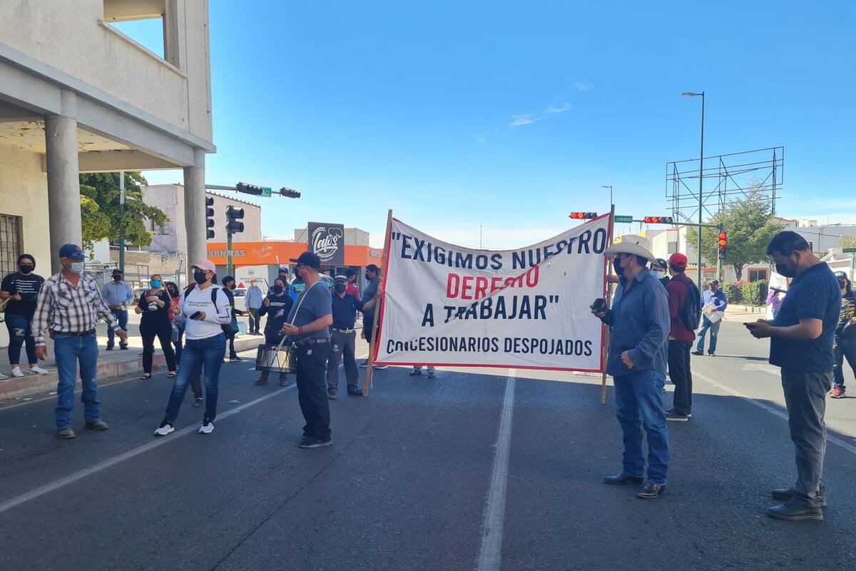 Concesionarios de transporte bloquean calle Rosales y Pino Suárez
