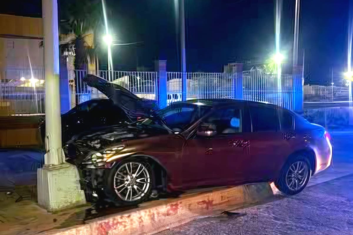 Manejaba su Infiniti en estado de ebriedad y choca contra poste