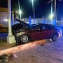 Manejaba su Infiniti en estado de ebriedad y choca contra poste