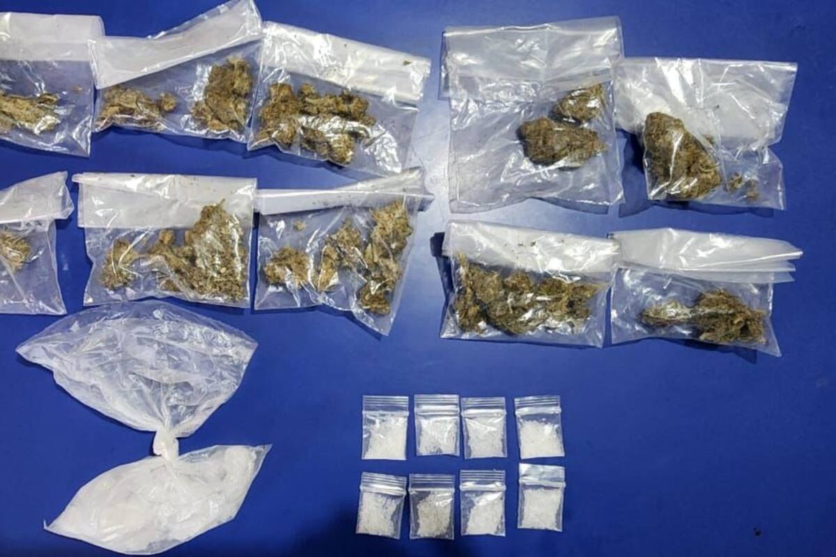 Detienen a dos hombres vinculados a robos y narcomenudeo