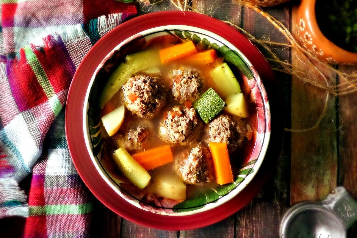 El caldo de albóndigas es un plato reconfortante, especialmente en temporadas frías