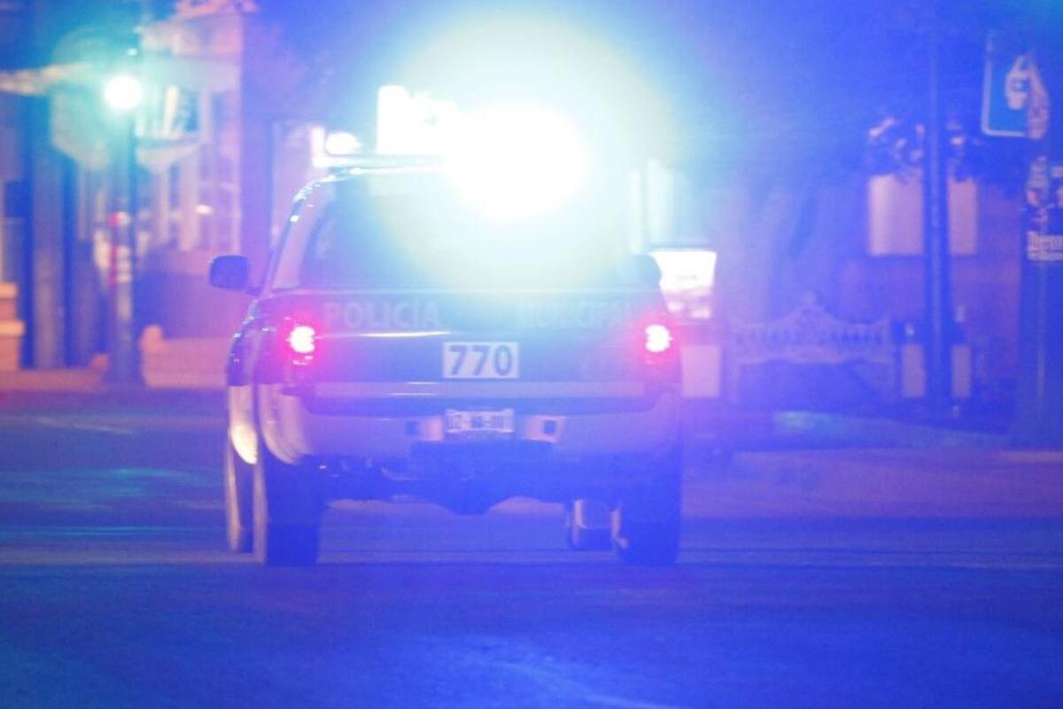 Desde auto, hombre salva a mujer que tenían tomada por el cuello