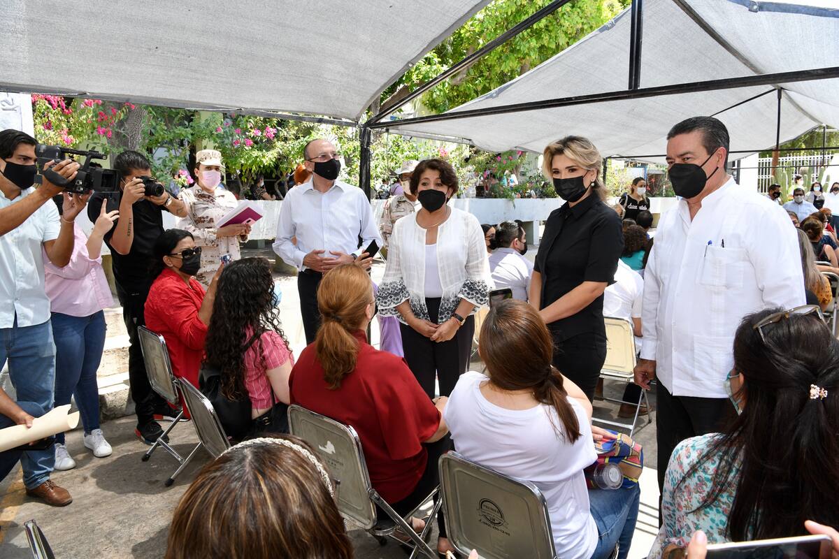 Claudia Pavlovich y Delfina Gómez supervisan último día de vacunación a docentes en el Día del Maestro