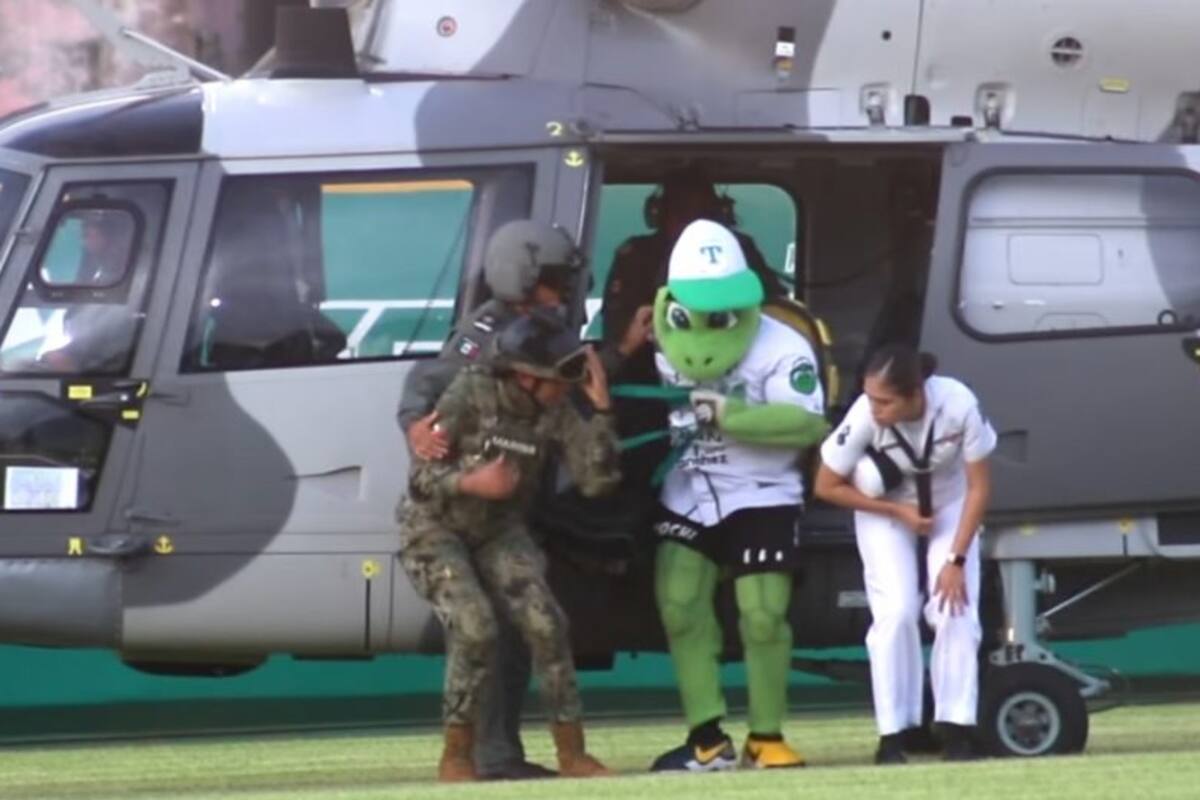 “Pochi” mascota de béisbol de los Olmecas de Tabasco hizo entrada triunfal en helicóptero de la Semar