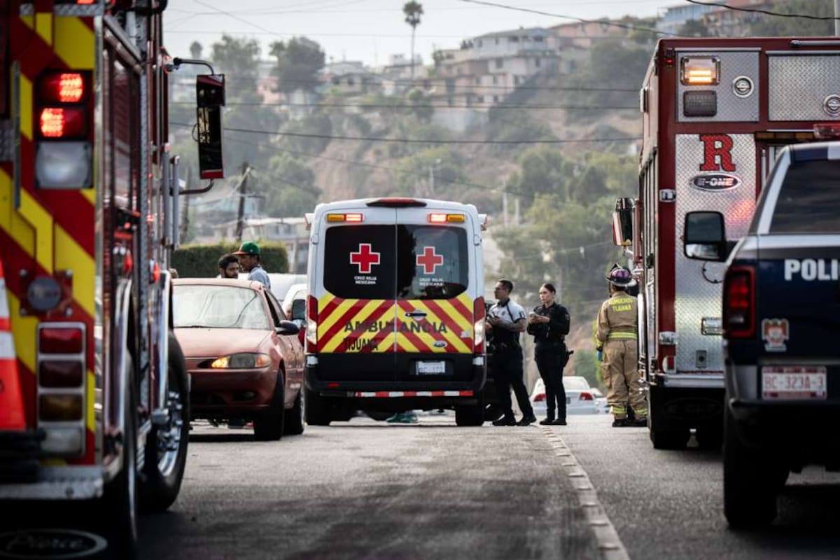 Un adulto mayor fue atropellado y quedó atrapado bajo un automóvil en la colonia Ruiz Cortines. Vecinos lo rescataron y el conductor fue detenido. Foto: Border Zoom.