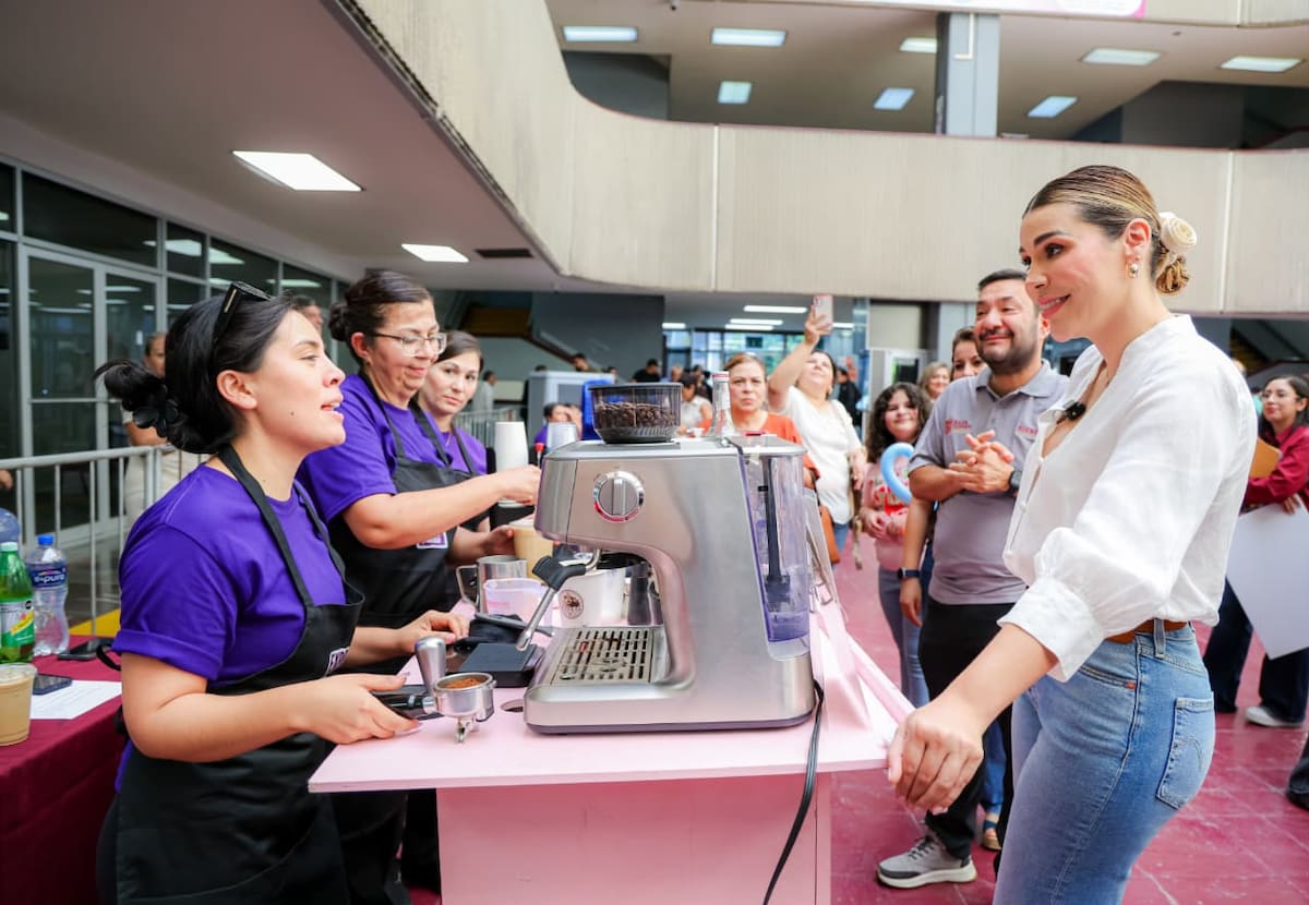 La primera edición reunió a 26 beneficiarias de Tarjeta Violeta, quienes promovieron sus productos y servicios como parte de las acciones para fortalecer su autonomía económica.
Foto: Cortesía.