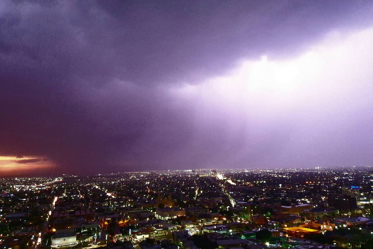 Cae fuerte lluvia en Hermosillo