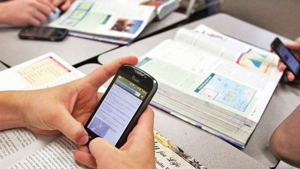 Proponen prohibir celulares y dispositivos móviles en escuelas de nivel básico; iniciativa llega al Senado