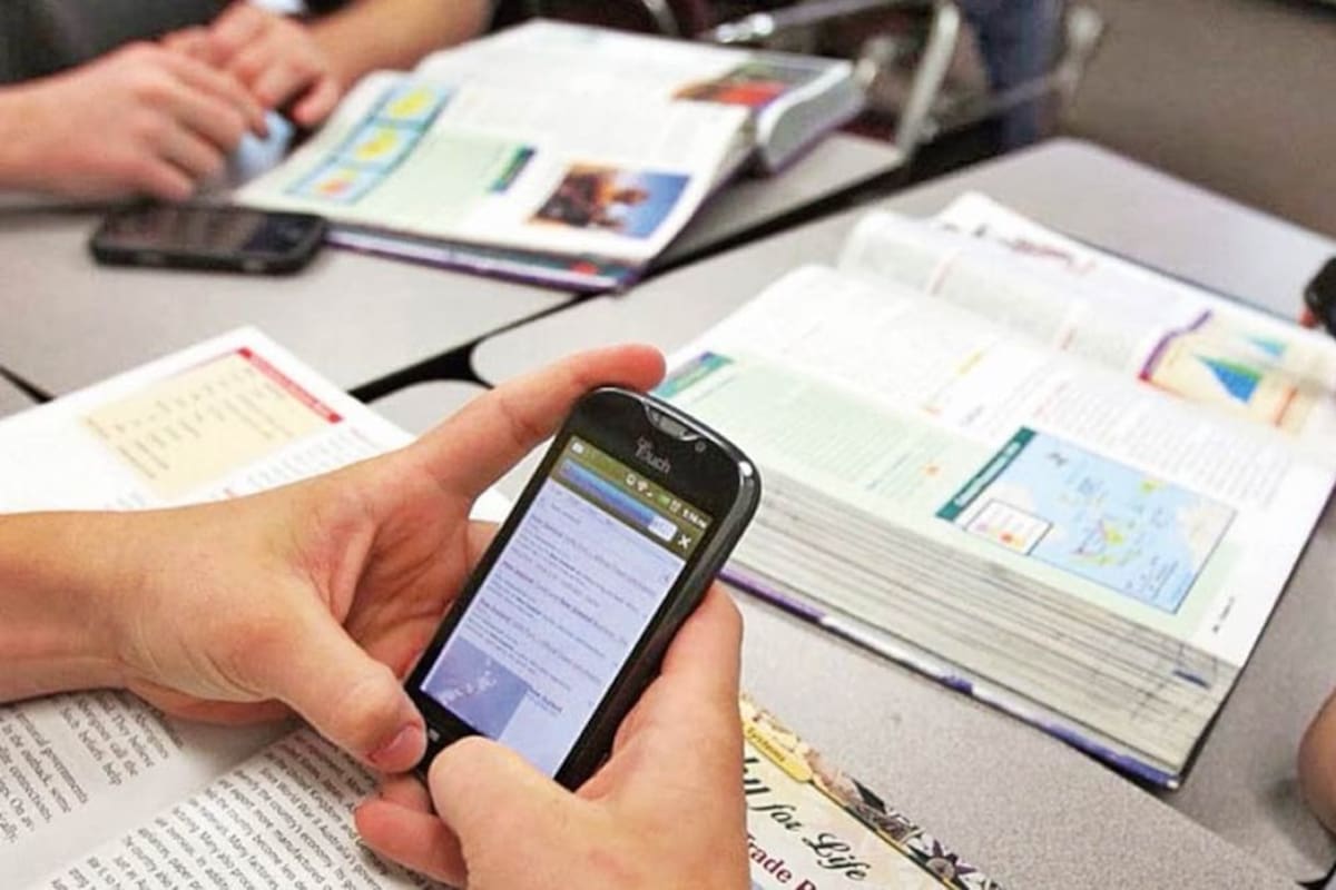 Proponen prohibir celulares y dispositivos móviles en escuelas de nivel básico; iniciativa llega al Senado