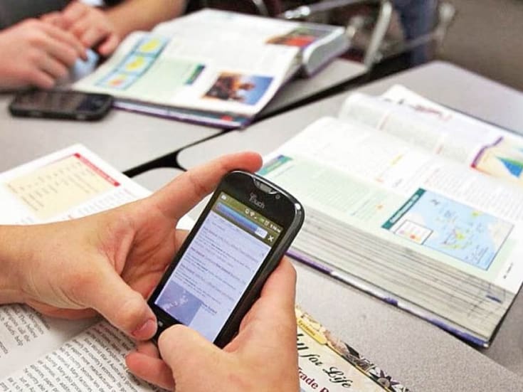 Proponen prohibir celulares y dispositivos móviles en escuelas de nivel básico; iniciativa llega al Senado