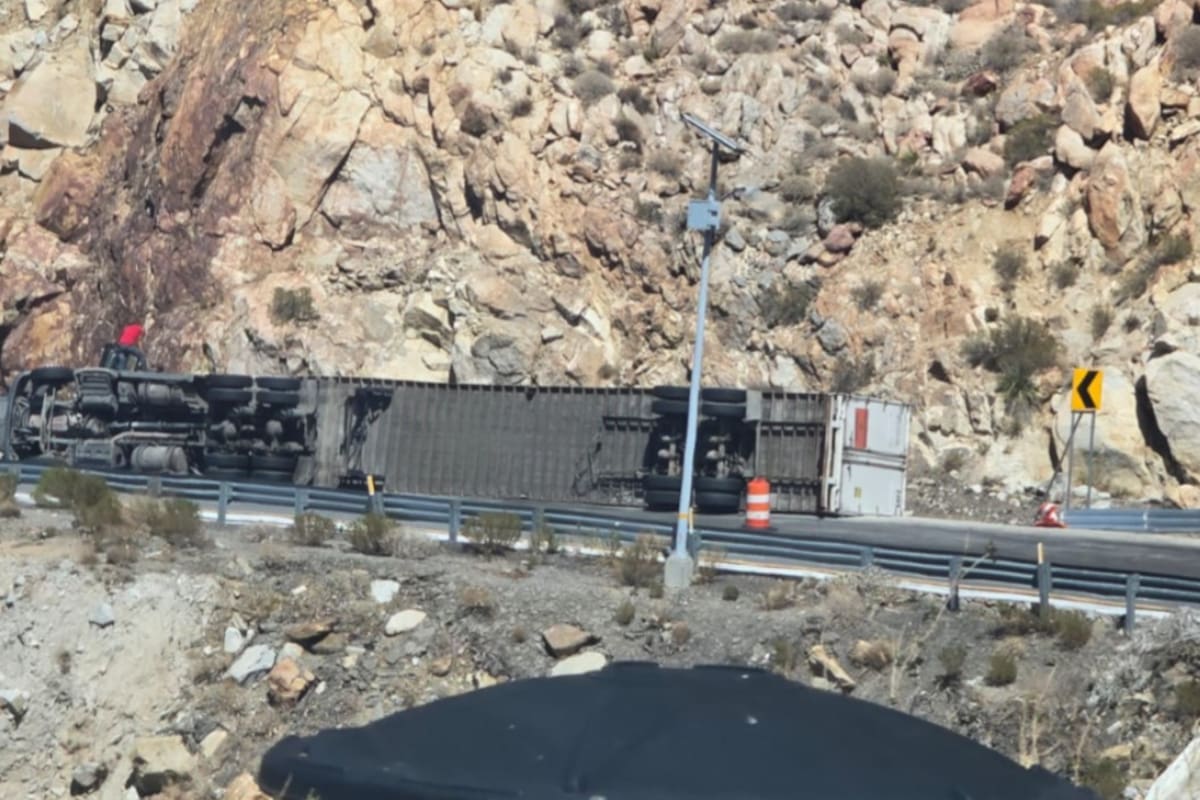 Vuelca tráiler en La Rumorosa y provoca cierre de carril