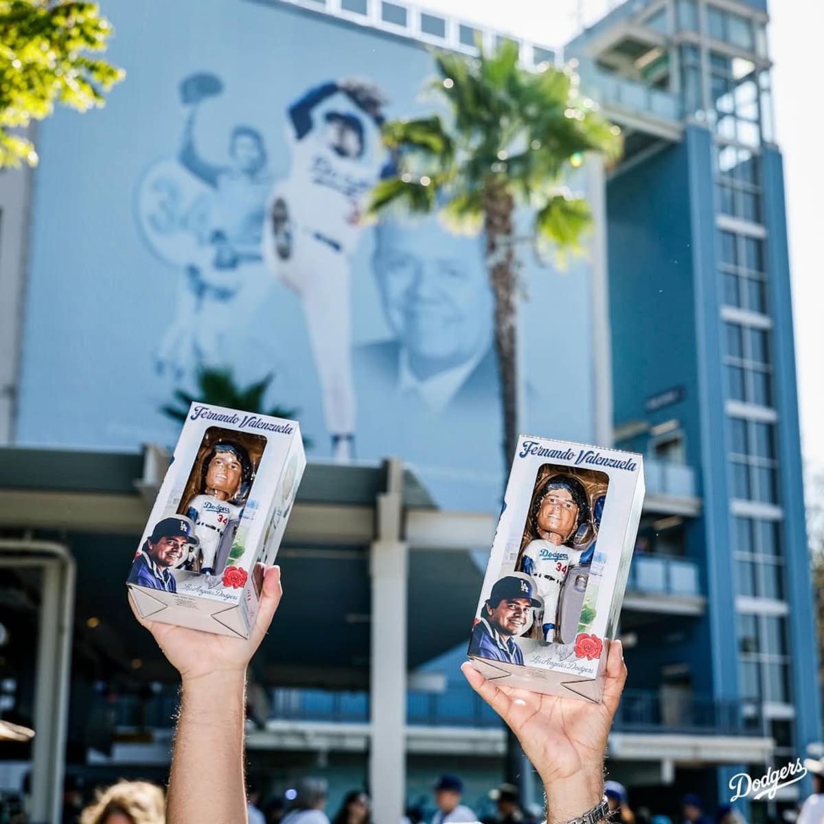 El club de los Dodgers de Los Ángeles, regaló miles de bobbleheads de Fernando Valenzuela en las entradas del estadio. (Foto: @dodgers)