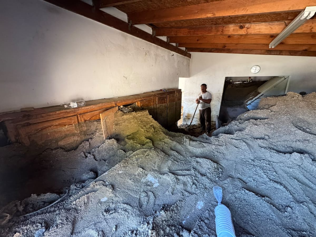 Francisca Segura logró salir de su vivienda antes de que la tormenta Rachel la cubriera de arena y lodo en Maneadero. Foto: Alejandro Zepeda