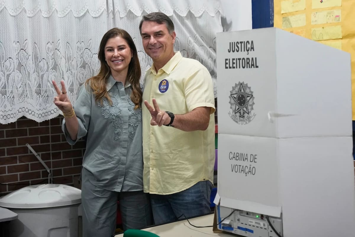 El candidato presidencial de la oposición, el senador Flavio Bolsonaro, y su esposa, Fernanda Bolsonaro, levantan el pulgar en señal de aprobación durante la segunda vuelta de las elecciones presidenciales en Río de Janeiro, el domingo 25 de octubre de 2026. | Crédito: AP/Silvia Izuierdo