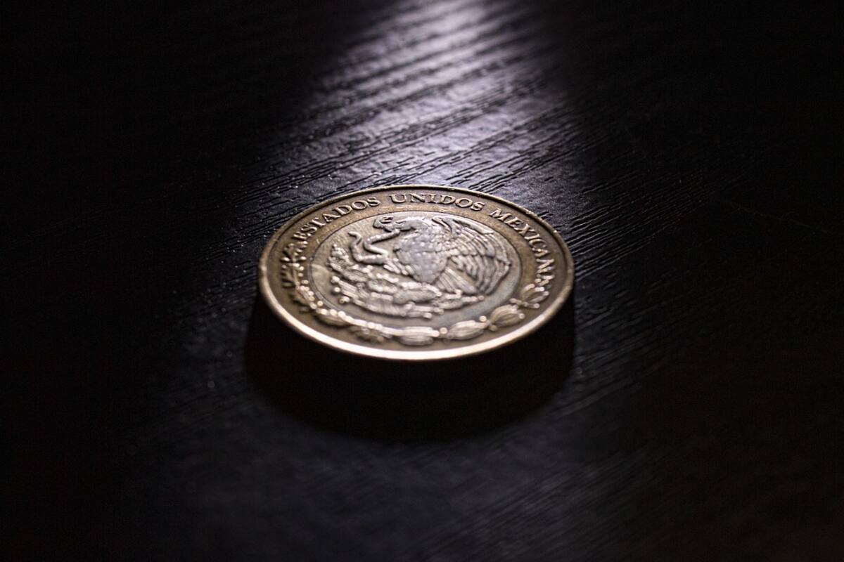 Peso cae en su peor nivel del mes; preocupación ante aumento de contagios por variante Delta