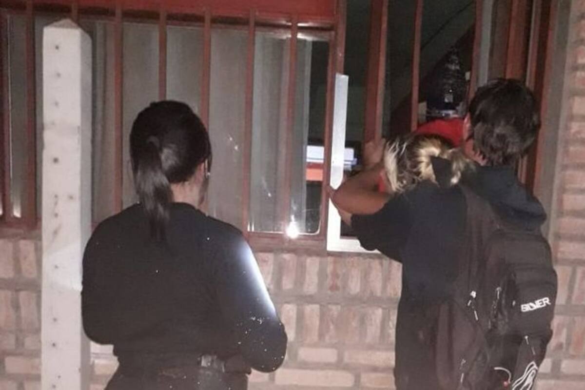 VIDEO: Bomberos rescatan embarazada atorada en una reja durante un robo; sus cómplices la abandonan