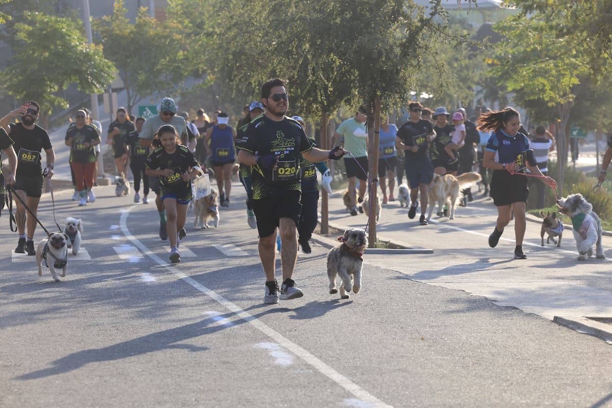 Lomitos y sus dueños corren por una causa en el Parque Esperanto de Tijuana
