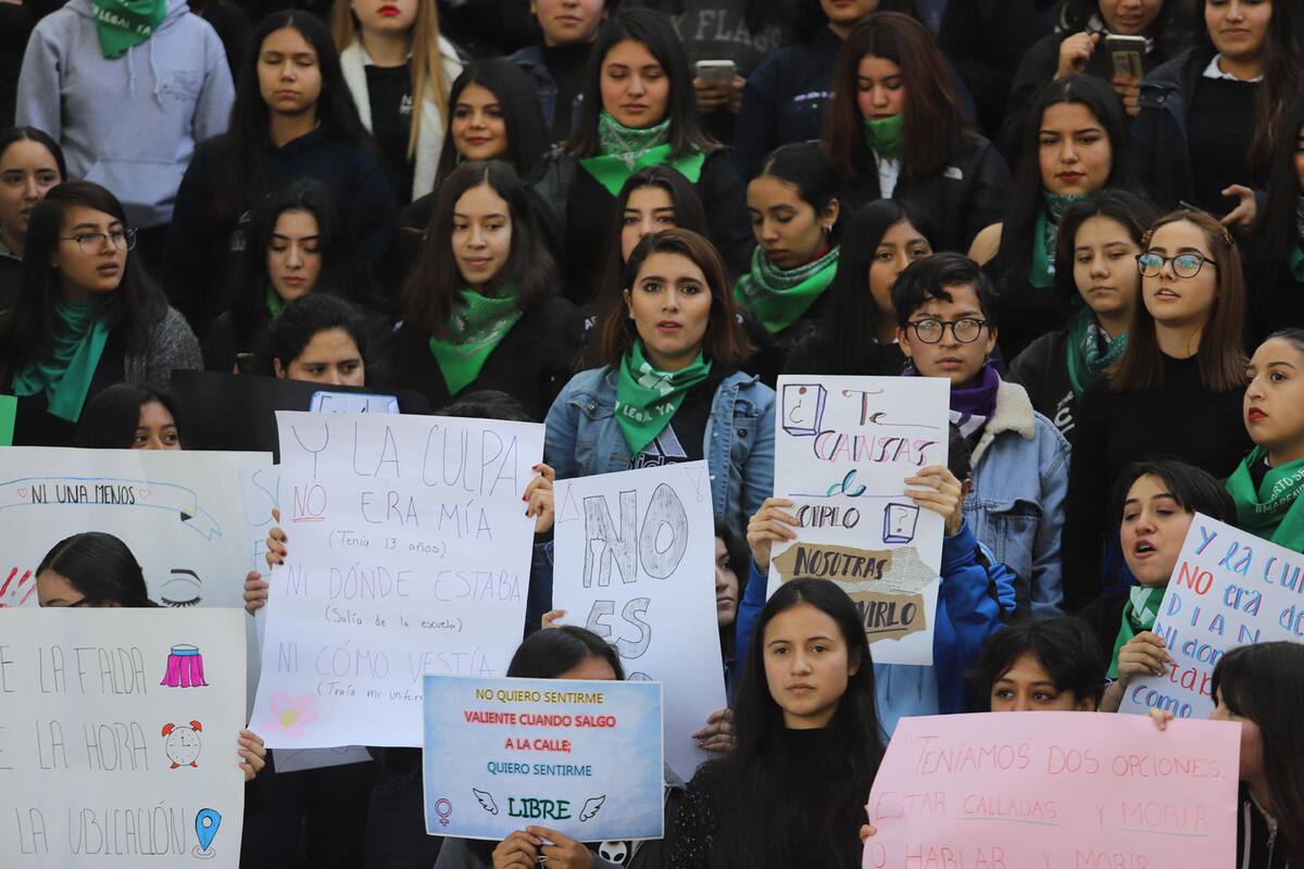 Alumnas interpretan himno contra violencia de género
