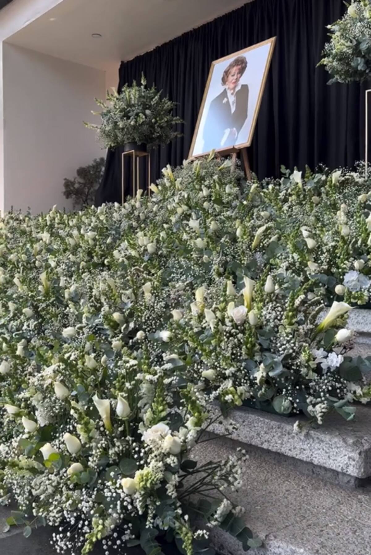 En el lugar también se colocó un cuadro con la imagen de la actriz, rodeado de flores blancas.