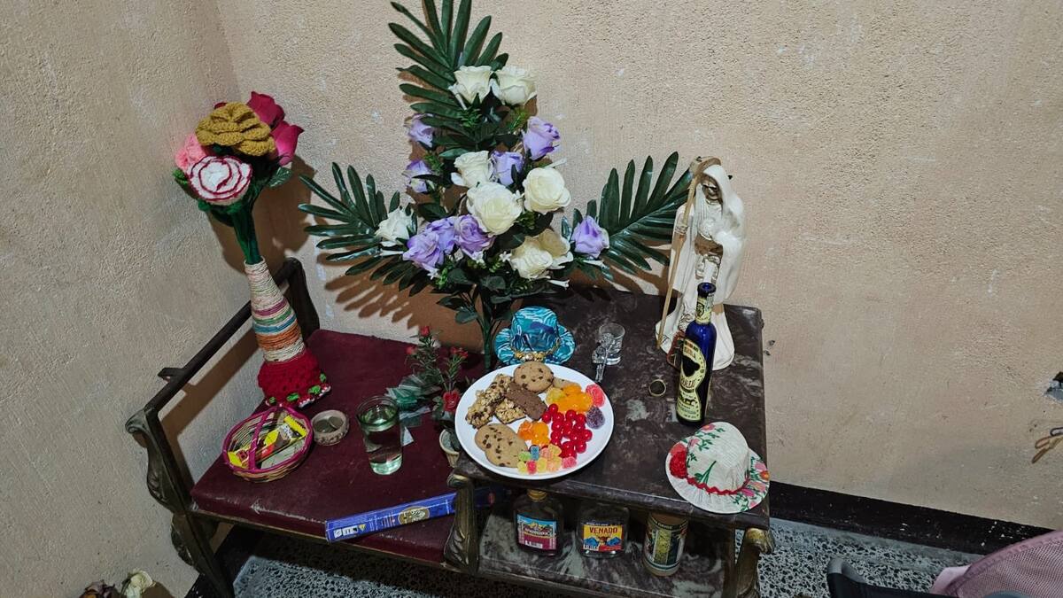 Un altar a la Santa Muerte fue encontrado en el cateo a los detenidos por la muerte del cantante guatemalteco Farruko Pop. | Especial