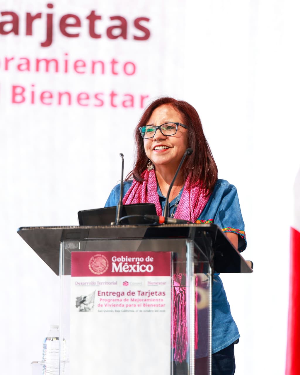 Los gobiernos de Baja California y México entregaron tarjetas con apoyos de 40 mil pesos para mejoramiento de vivienda a familias jornaleras de Ensenada y San Quintín. Foto: Cortesía