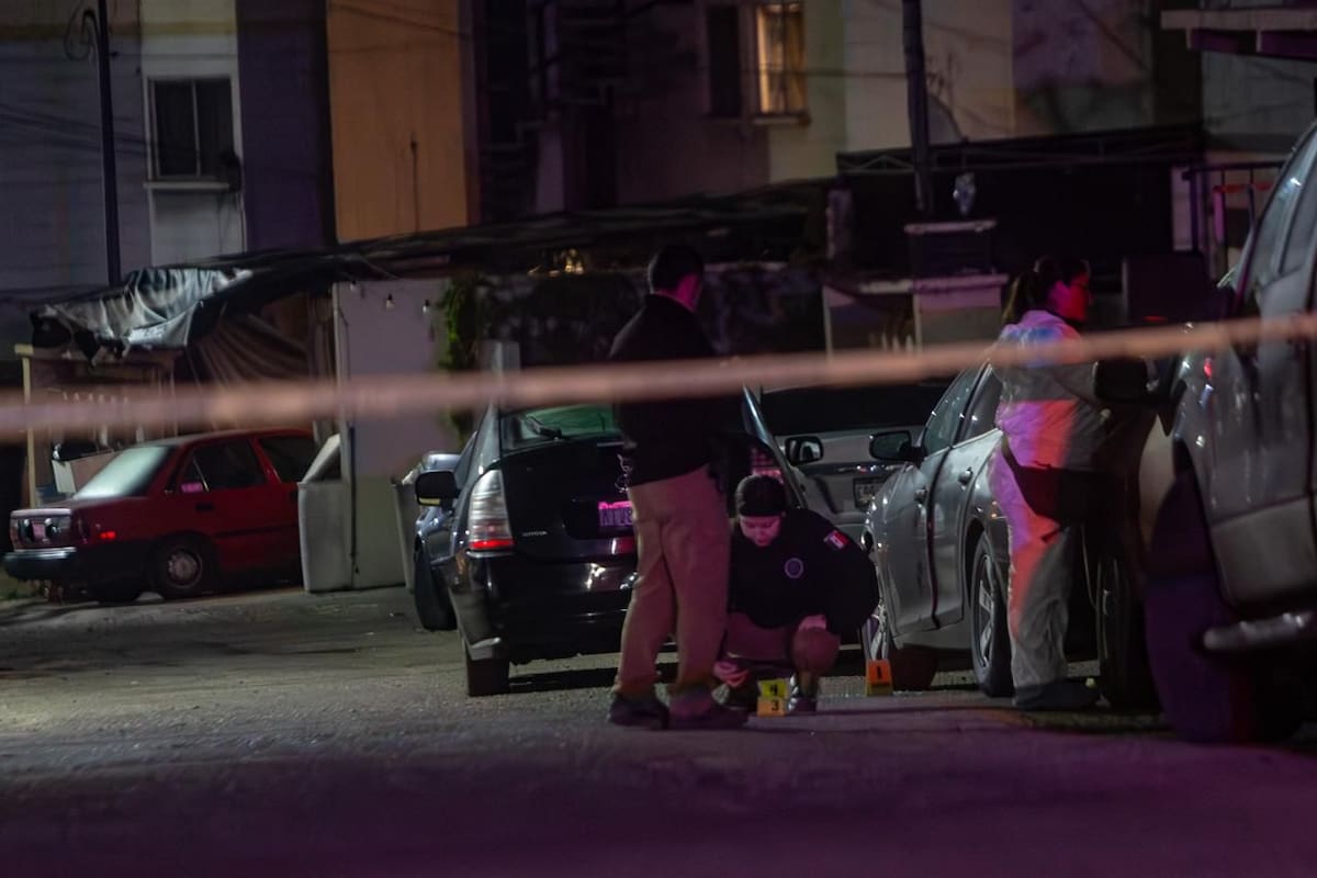 La víctima fue localizada sin vida dentro de un automóvil estacionado; el ataque ocurrió en un cruce de calles de la zona. Foto: Border Zoom