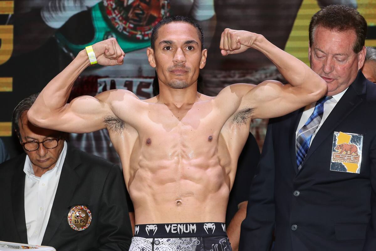 El "Gallo" Estrada recibe su cinturón de campeón con lágrimas en los ojos