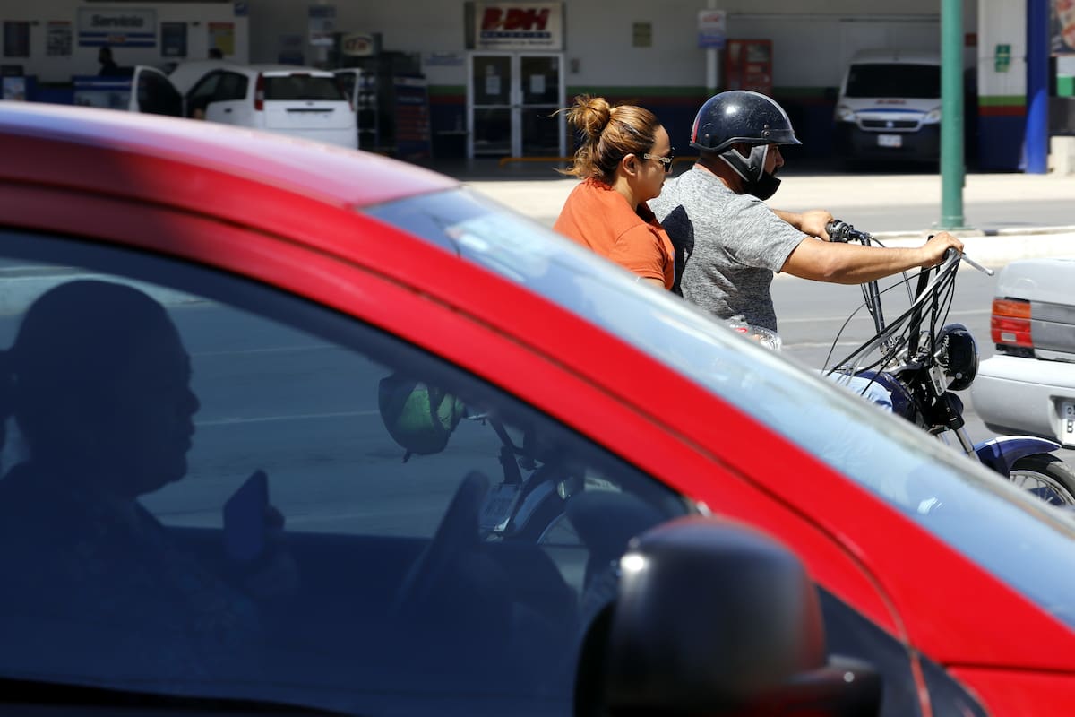 Manos al volante y con celular es un mal augurio